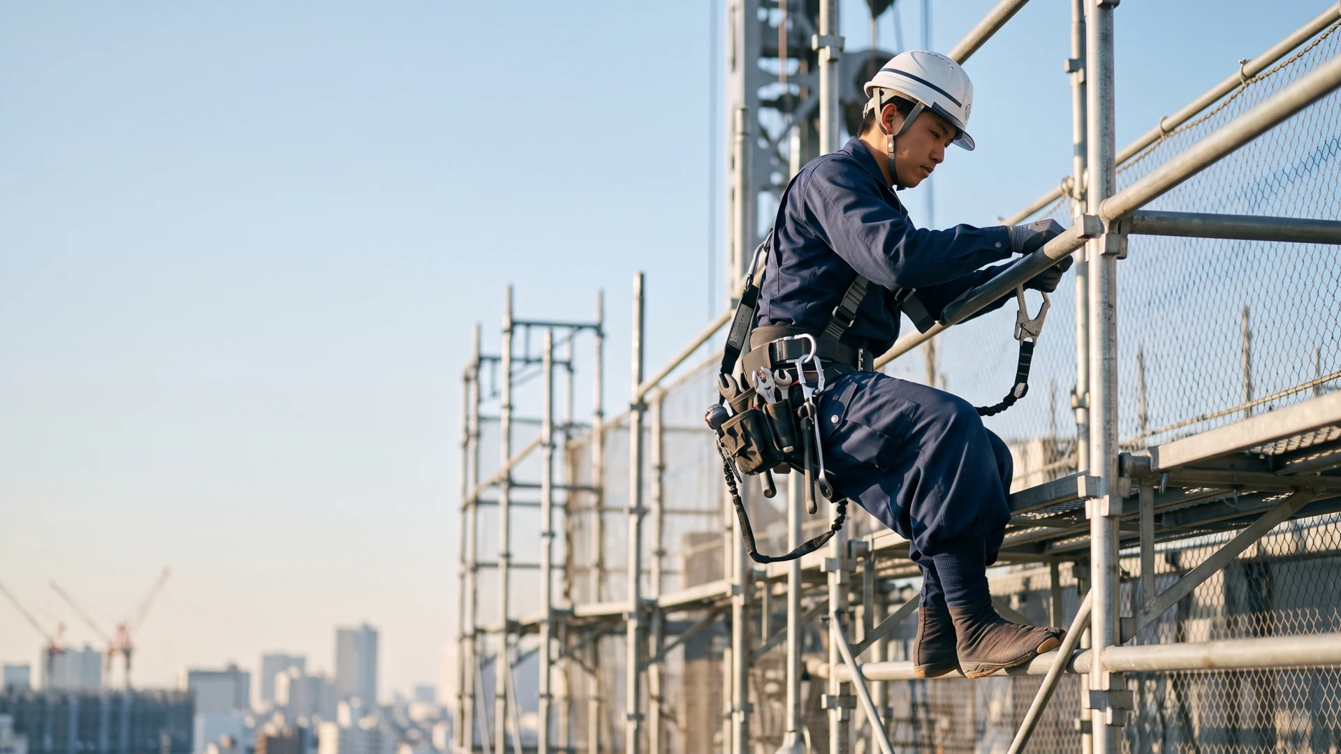 足場の上で作業するとび職人